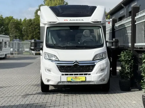 Adria Coral Axess 600 SL 7 m&egrave;tres lits jumeaux photo : 3