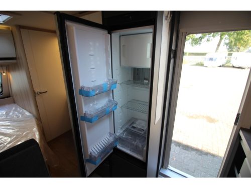 Hobby De Luxe 400 SFE French bed & tall refrigerator photo: 14