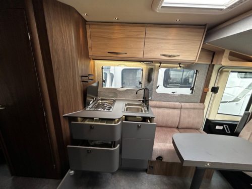Eura Mobil Integra Line GT 726 QF Queensbed, Oven,MB  foto: 5
