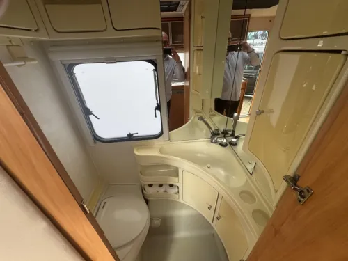 Adria Adora 472 LU banquette ronde lit fixe auvent photo : 11