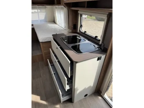 B&uuml;rstner Premio Plus 520 TL spacious family caravan photo: 13