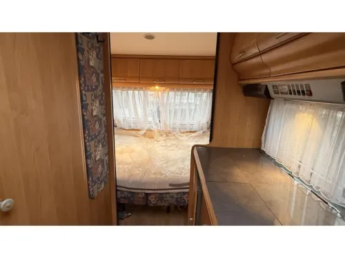 Hobby Excellent 470 UB dinette transverse bed toilet  photo: 10