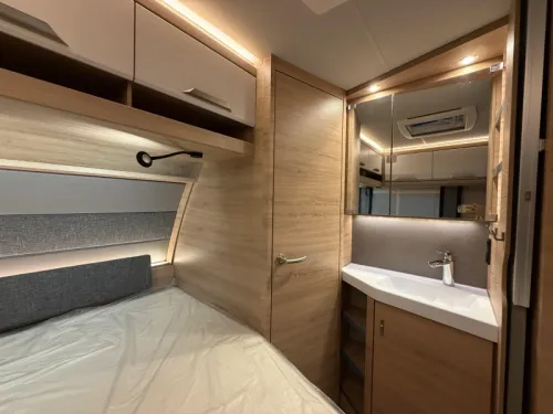 Knaus Sudwind Black Selection 450 FU dinette / french bed  photo: 12