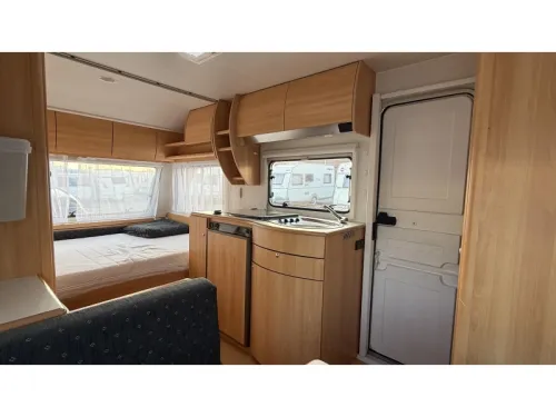 Home-Car Racer Trophy 43 fixed bed dinette toilet photo: 6