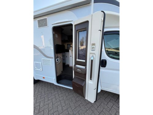 Laika Kosmo 212 leveling system queen bed 7m photo: 30