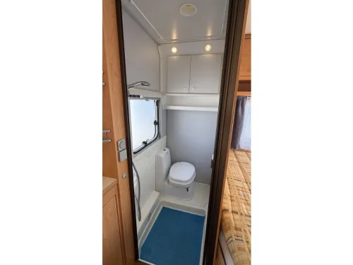 Knaus Blue Line 450 TF franz&ouml;sisches Bett Rundsitzgruppe Toilette Foto: 3