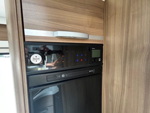 Adria Matrix Plus 670 DC TV & Satellit, Bankklimaanlage Foto: 10