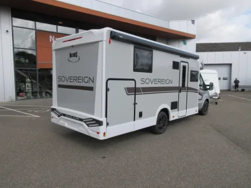 McLouis Sovereign 381 Queens bed / automatic photo: 2