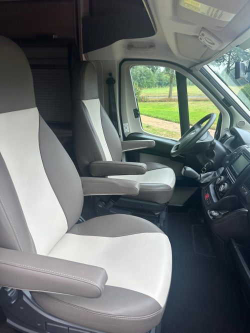 Knaus Sky Wave 650MF, 4 berths, automatic 150hp, French bed and pop-top roof photo: 5