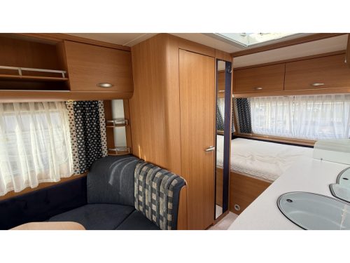 Knaus Sport 420 QD dinette fixed bed toilet photo: 5