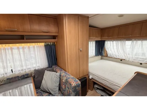 Hobby De Luxe 400 SB dinette fixed bed toilet photo: 4