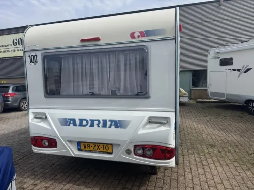 Adria Adora 472 LU banquette ronde lit fixe auvent photo : 2