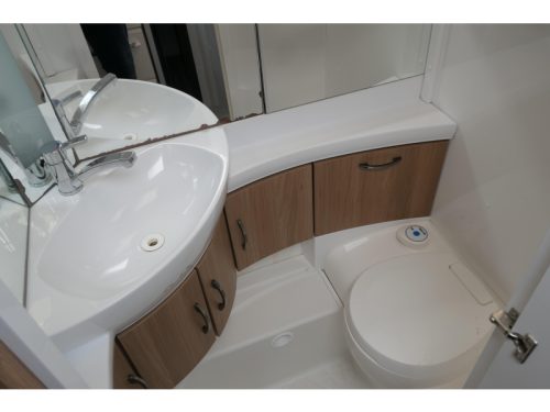 Hobby De Luxe 460 LU Einzelbetten Rangierhilfe und Vorzelt Foto: 11