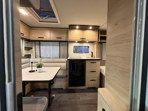 Weinsberg CaraOne Edition HOT 450 FU Franz&ouml;sisches Bett / Rundsitzgruppe  Foto: 9