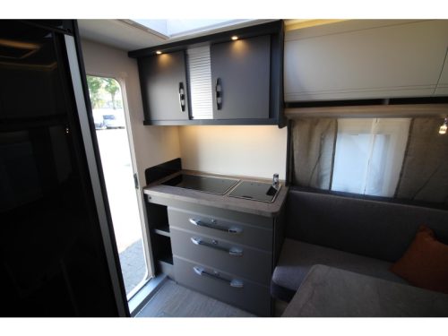 Hobby De Luxe 400 SFE French bed & tall refrigerator photo: 11
