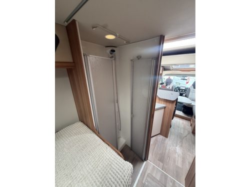 Weinsberg CaraSuite Edition IC-line 700 MEG 140 PS Euro 6 L&auml;ngsbetten+Hubbett elktr Sch&uuml;ssel TV Garage Fahrradtr&auml;ger Markise Fliegengitter T&uuml;r Kamera Foto: 16