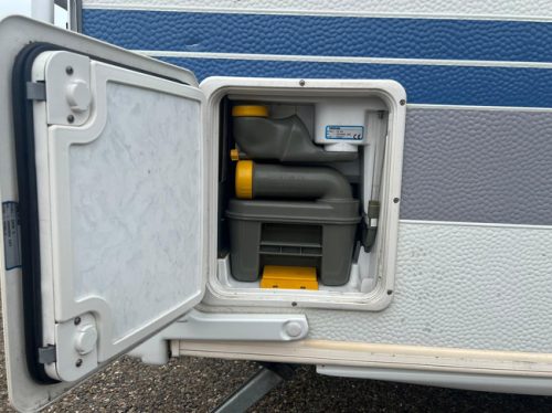 Hobby De Luxe 400 SF | Awning | Bike rack | Mover Semi Automatic | Fixed bed | Dinette (Train seat) | Tempo 100 | Shock absorbers photo: 22