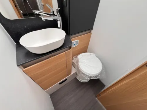 Adria Coral 670 DL AUTOMATIC/180HP photo: 8