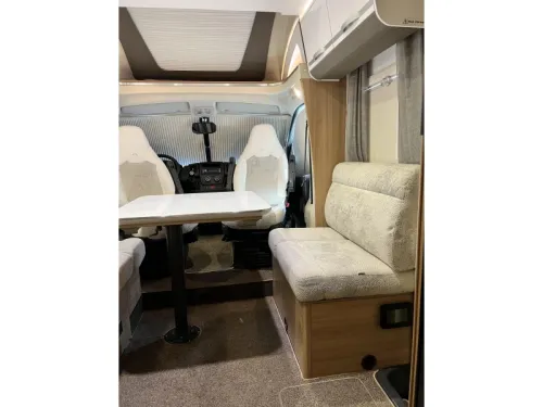 Adria Matrix 670 DL Face to face seating / Level photo: 9
