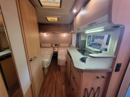 Knaus Sudwind 460 EU avec auvent &agrave; cassette et paroi lat&eacute;rale photo : 7