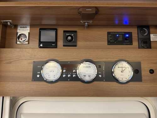Dethleffs Globetrotter 7850 XLI DBM Premium, Upper cabinets photo: 12