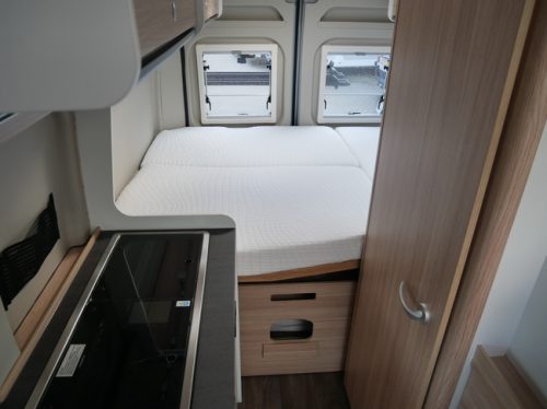 Sunlight Cliff 600 XV, 6 Meter Buscamper, Querbett Foto: 17