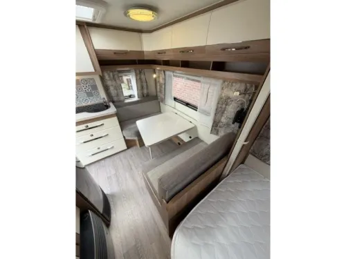 Hobby De Luxe 400 SFE Incl. Mover and Awning  photo: 19