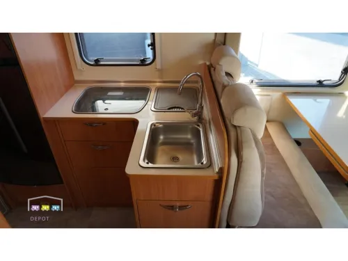 B&uuml;rstner Ixeo 726 Single beds and pop-top roof  photo: 10