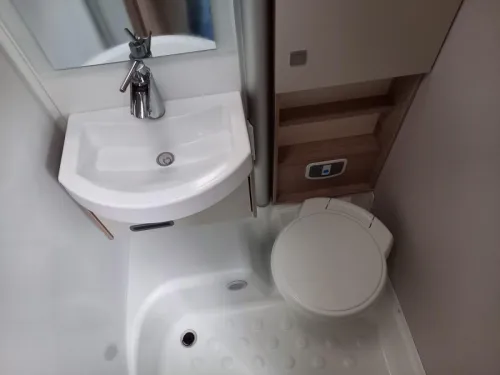B&uuml;rstner Lineo 690 G - 155hp - Narrow camper photo: 14