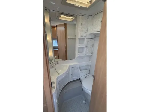 Hobby De luxe Easy 450 UF transverse bed round seating toilet photo: 5