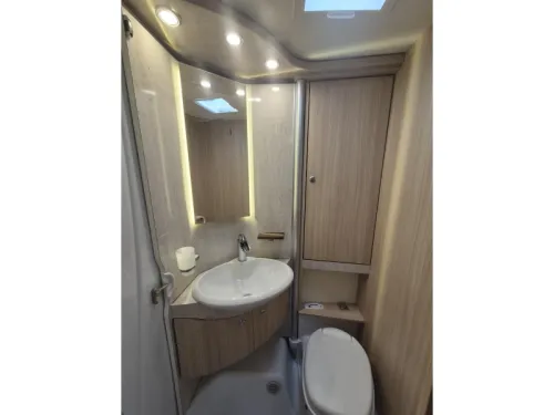 B&uuml;rstner Travel Van 690 G L&auml;ngsbetten Foto: 16