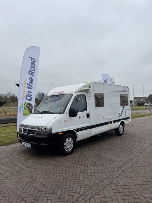Dethleffs Globebus 1 110 HP, Transverse bed, half-dinette, swivel seats, Engine air conditioning, neat camper, length 6.00 Year 2006 Camper centrum on the road Marum photo: 2