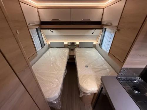 Knaus Sudwind Black Selection 460 EU Einzelbetten / Dinette Foto: 7