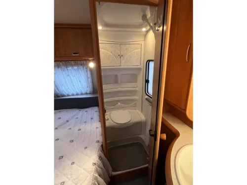Hobby De luxe Easy 560 KMFE stapelbed zit frans  foto: 11