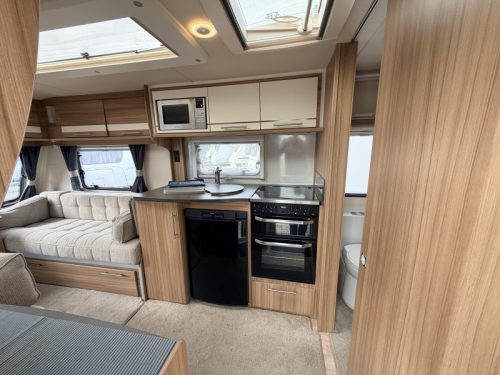 Elddis Crusader Solano 462 Mover, auvent. chauffage par le sol photo : 3