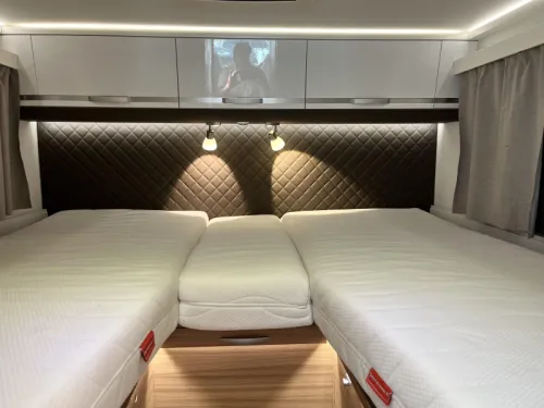 Adria Matrix 670 DL Face to face seating / Level photo: 15