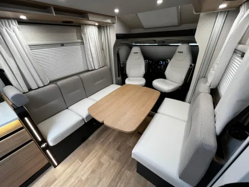Pilote P 690 D Motorhome, Central pop-up bed photo: 5