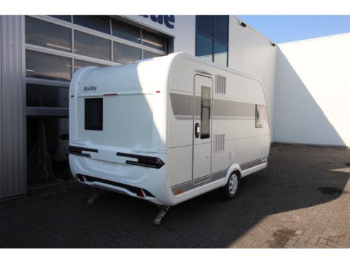 Hobby De Luxe 400 SFE French bed & tall refrigerator photo: 1