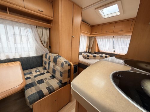 Hobby De Luxe 400 SF Awning, Seating Area Transverse bed photo: 4
