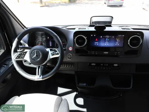 Hymer Grand Canyon S 600 4x4 Birthday = treats photo: 13