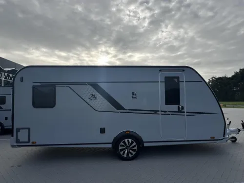 Knaus Sudwind Black Selection 500 PF Kopkeuken / Franz&ouml;sisches Bett Foto: 3