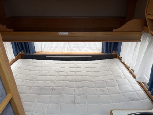 Knaus Blue Line 450 TK CAMA LITERA CAMA FIJA ASIENTO EN U foto: 15