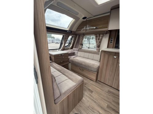 Swift Elite 645 Levelling system Mover Awning Solar panel Oven photo: 8