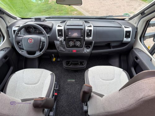Knaus Sky TI 700 MX Queensbett Niveauregulierung Foto: 16