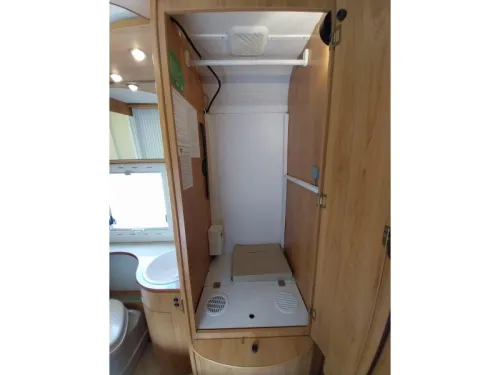Hymer Eriba mit 44497 km und Dachklimaanlage Foto: 12