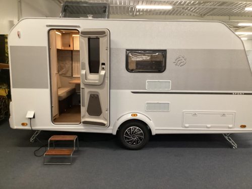 Knaus Sport 420 QD transverse bed photo: 0