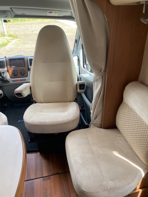 Hymer T 674 SL 2.3 MultiJet 160 HP, Semi-integrated, 2 Single beds, Engine air conditioning, Auto. dish etc. Year of manufacture 2011 Motorhome Centrum On the Road at the Noorderringweg 4 in Marum. photo: 7