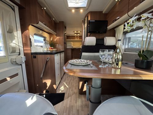 LMC Comfort T LITS JUMEAUX + BANQUETTE RONDE CLIM DE TOIT 150CV 6.99M photo : 12
