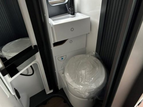 Knaus Boxlife 600ME Platinum Selection with pop-top roof photo: 8