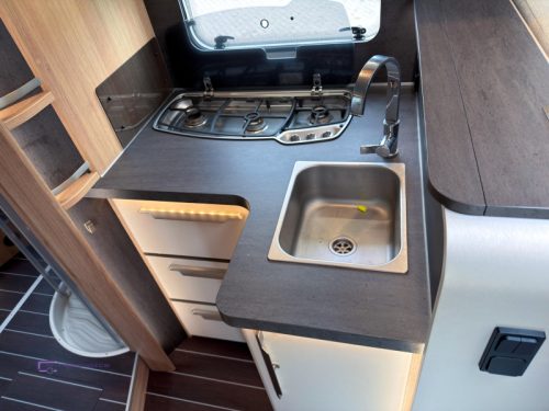 Knaus Sky TI 700 MX Queensbett Niveauregulierung Foto: 7